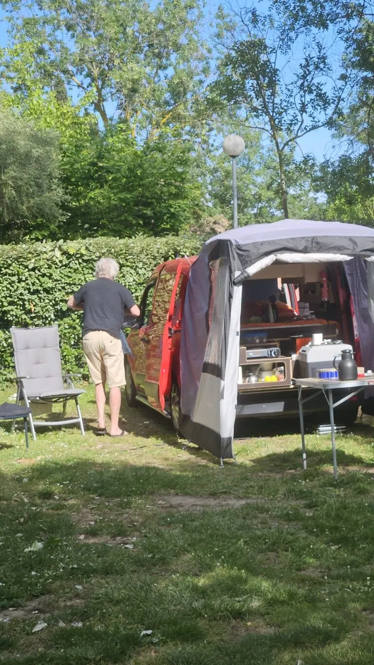 Emplacement arboré avec voiture aménagée en van