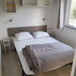 chambre parentale du mobi-home confort + climatisé du camping les Floralys à Narbonne