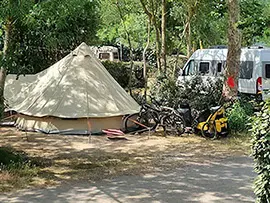Tente allemande avec vélo et charette au camping les Floralys à Narbonne