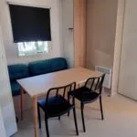 Intérieur moderne et lumineux d'un mobil-home avec cuisine équipée