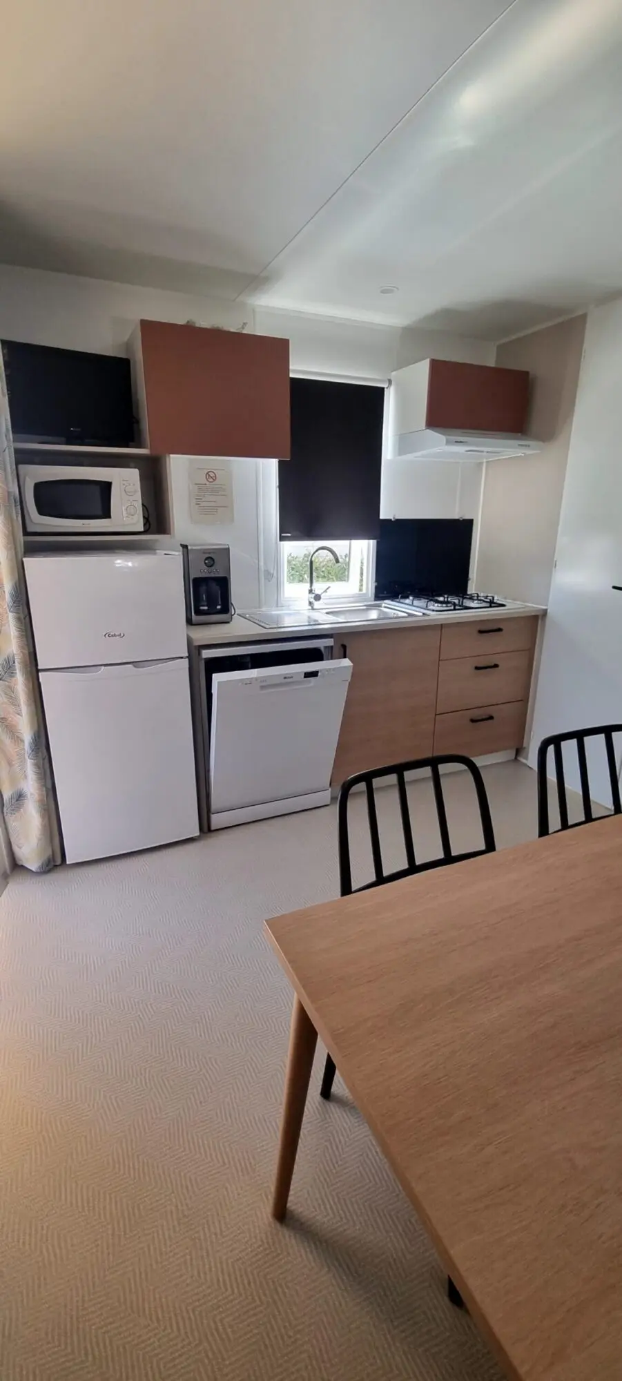 Intérieur moderne et lumineux d'un mobil-home avec cuisine équipée au camping les floralys à Narbonne