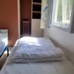 Intérieur moderne et lumineux d'un mobil-home chambre avec moustiquaire