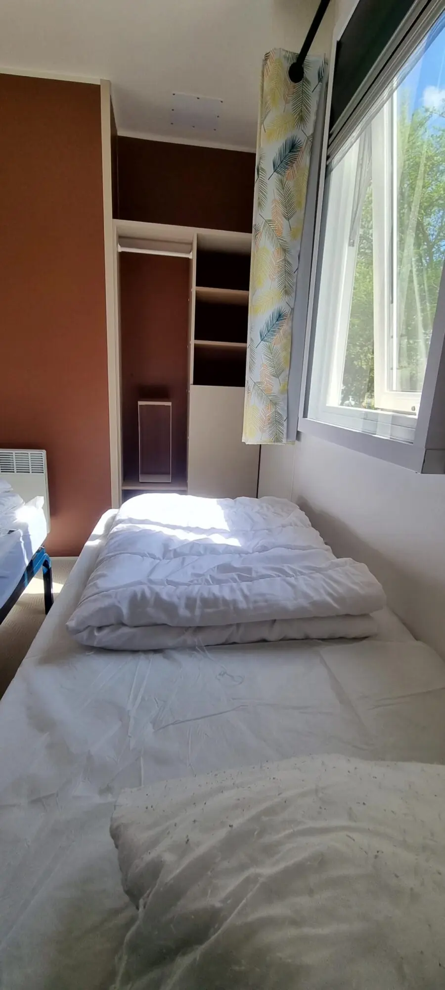 Intérieur moderne et lumineux d'un mobil-home avec chambre avec moustiquaire