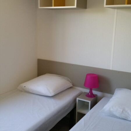 Location mobil-home confort+  au Camping les Floralys à Narbonne (chambre 2 lits double)