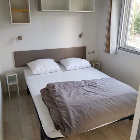 chambre parentale du mobi-home confort + climatisé du camping les Floralys à Narbonne