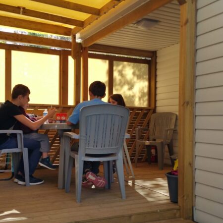 Location mobil-home confort+ climatisé au Camping les Floralys à Narbonne vue grande terrasse