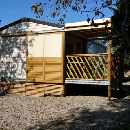 Location mobil-home confort+ climatisé au Camping les Floralys à Narbonne vue extérieur avec panneau occultant