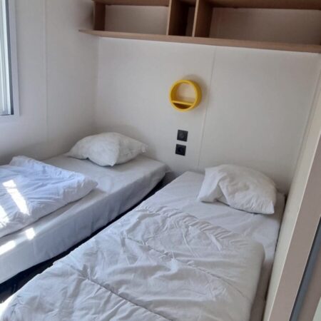 "Chambre avec lits jumeaux idéale pour un séjour en famille à Narbonne"